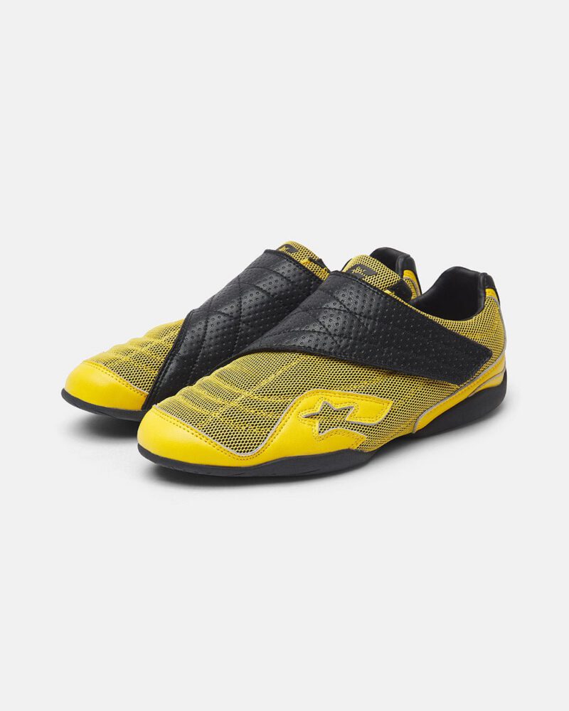 cold-hook-sneaker-yellow-8384045.jpg cold-hook-sneaker-yellow-8384045.jpg